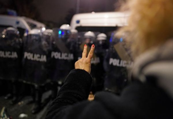 Πολωνία : «Φοβάμαι να ζω εδώ» – Τρίτη νύχτα διαδηλώσεων κατά της απαγόρευσης των αμβλώσεων