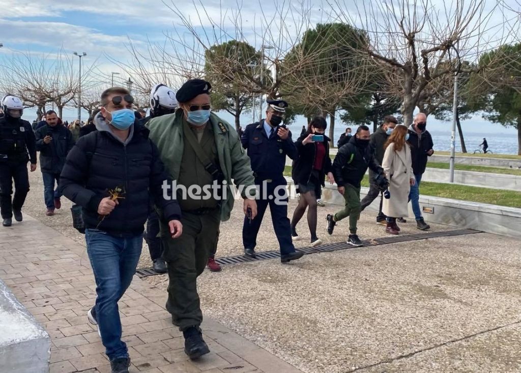 Θεσσαλονίκη : Ένταση στον Λευκό Πύργο – Προσαγωγές ατόμων που έριξαν τον σταυρό στη θάλασσα