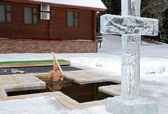 Ρωσία : Ο Πούτιν βούτηξε στα παγωμένα νερά στους -20 βαθμούς για να τιμήσει τα Θεοφάνια