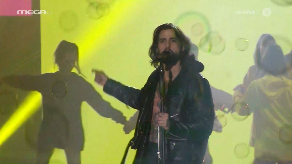 MadWalk 2020 : Ο Αναστάσιος Ράμμος τραγουδά το hit «Watermelon Sugar» για την κολεξιόν 5226 by Celia Kritharioti