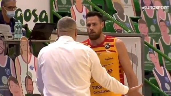 Απαράδεκτος Ρέπεσα χτύπησε παίκτη του