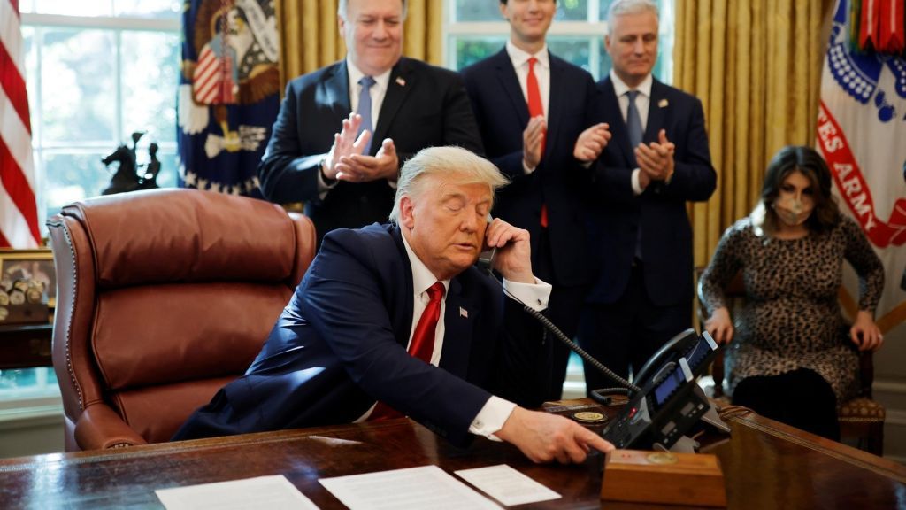 Επιτελείο Μπάιντεν: «Παγόβουνο διοικητικού χάους άφησε ο Τραμπ»