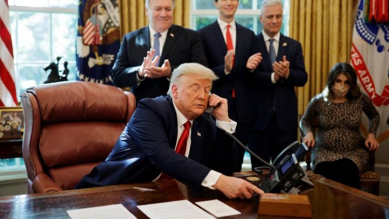 Επιτελείο Μπάιντεν: «Παγόβουνο διοικητικού χάους άφησε ο Τραμπ»