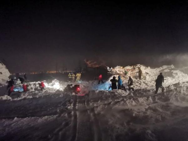 Ρωσία: Τρία άτομα έχασαν τη ζωή τους από χιονοστιβάδα που καταπλάκωσε χιονοδρομικό κέντρο