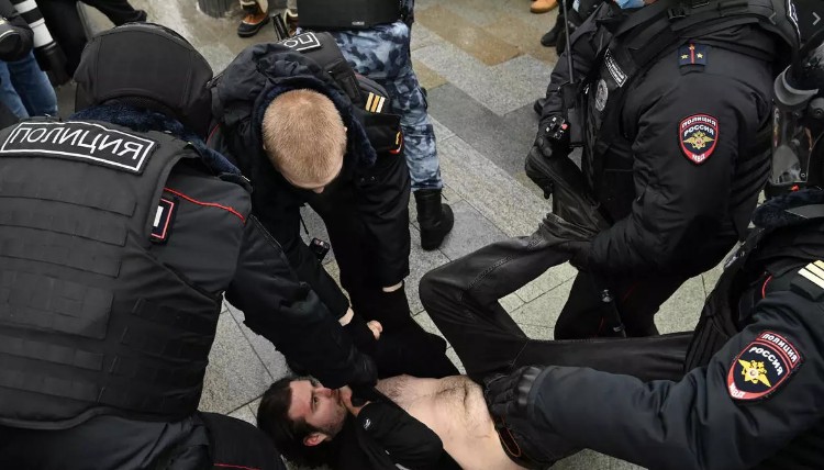 Ρωσία : Χιλιάδες συλλήψεις διαδηλωτών που ζητούν την απελευθέρωση του Ναβάλνι