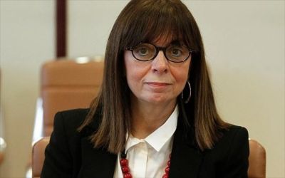 Η σημαία στο βάθος