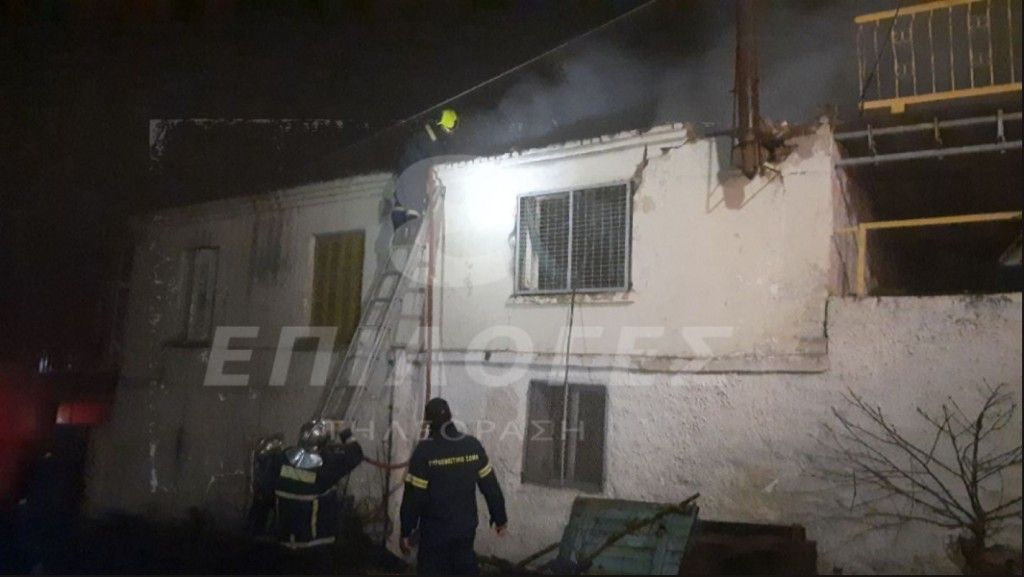 Μεγάλη πυρκαγιά : Κατέρρευσε στέγη σπιτιού – Ηλικιωμένος σώθηκε τελευταία στιγμή από γείτονες (βίντεο)