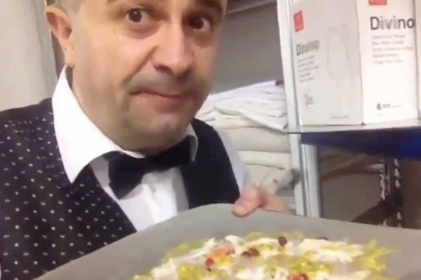 Σερβιτόρος φτύνει στο πιάτο υπουργού λίγο πριν του σερβίρει το φαγητό