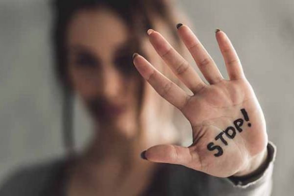 Σεξουαλική βία : Πώς μπορούμε να βοηθήσουμε τα θύματα – Τα επόμενα βήματα της πολιτείας για την προστασία τους