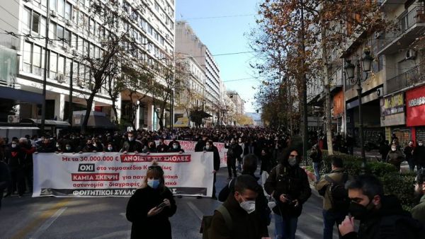 Ταραντίλης : «Αδιανόητες εικόνες συγχρωτισμού» – «Το συλλαλητήριο έσπασε την απαγόρευση» απαντούν τα κόμματα