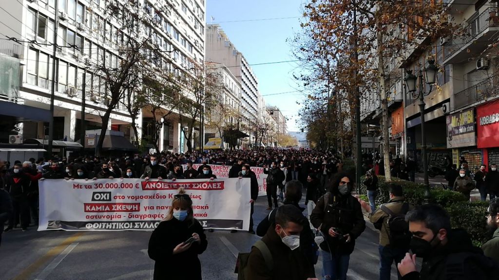 Ταραντίλης : «Αδιανόητες εικόνες συγχρωτισμού» - «Το συλλαλητήριο έσπασε την απαγόρευση» απαντούν τα κόμματα