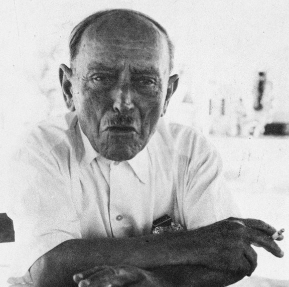 Γιάννης Σκαρίμπας : Τα γυρίζω ανάποδα για να σταθούνε όρθια