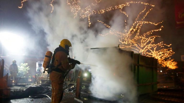Ολλανδία : Τρίτη νύχτα ταραχών κατά της απαγόρευσης κυκλοφορίας – Πάνω από 150 συλλήψεις