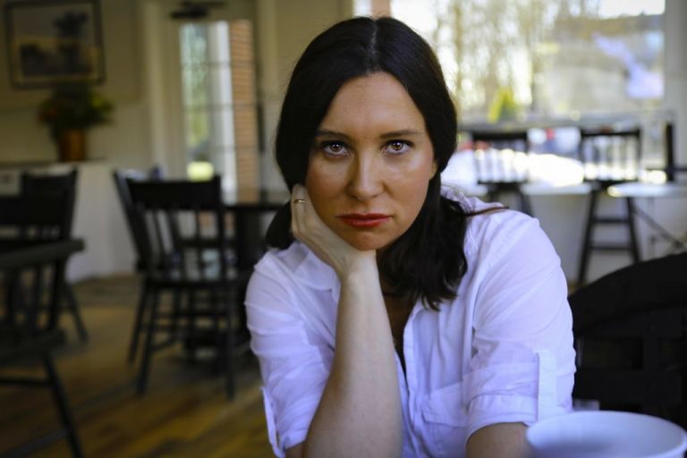 Αν η Lisa Taddeo δεν έγραφε τις «Τρεις Γυναίκες», το λογοτεχνικό σύμπαν του 21ου αιώνα θα έμενε ανολοκλήρωτο