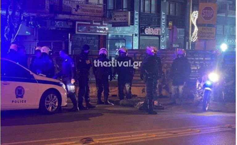 Έκανε το λάθος να την προσβάλει μπροστά στον σύντροφό της – Χαμός στο κέντρο της Θεσσαλονίκης