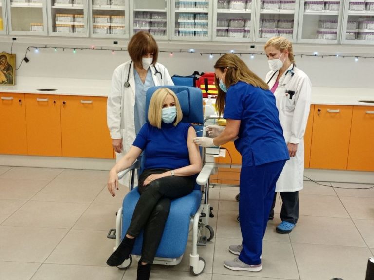 Εμβολιάστηκε η πρόεδρος του ΚΙΝΑΛ