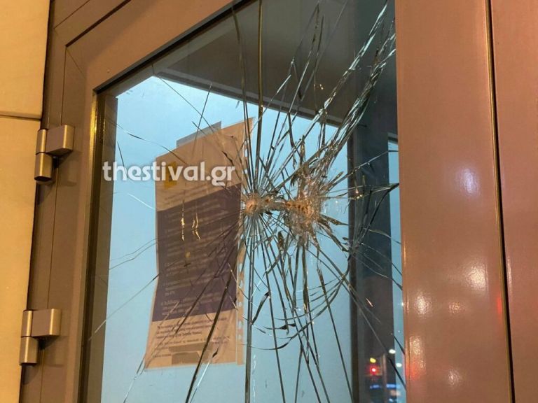 Θεσσαλονίκη : Επίθεση κουκουλοφόρων σε τράπεζα – Προκάλεσαν ζημιές