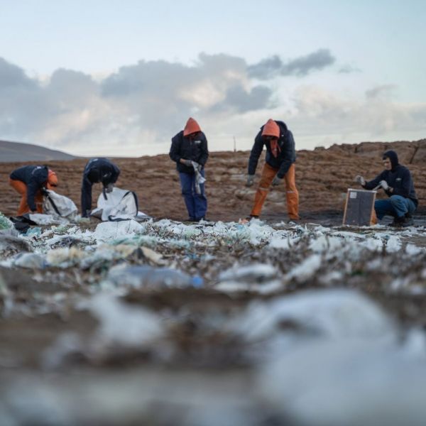 Ο «Τυφώνας» που καθαρίζει τα σκουπίδια απ’ τη Μακρόνησο, τα Ψαρά και τις πιο δυσπρόσιτες ελληνικές ακτές