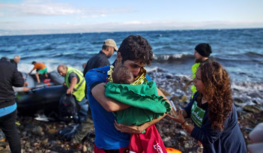 Λέσβος : Σε εξέλιξη επιχείρηση διάσωσης προσφύγων σε βραχώδη περιοχή – Ένας νεκρός