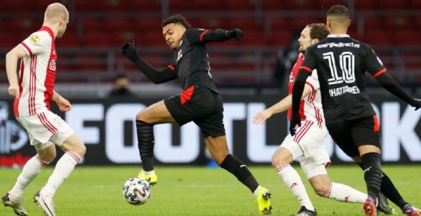 Αγιαξ-Αϊντχόφεν 2-2: Είχε στα χέρια της το ντέρμπι, αλλά έμεινε στον… πόντο