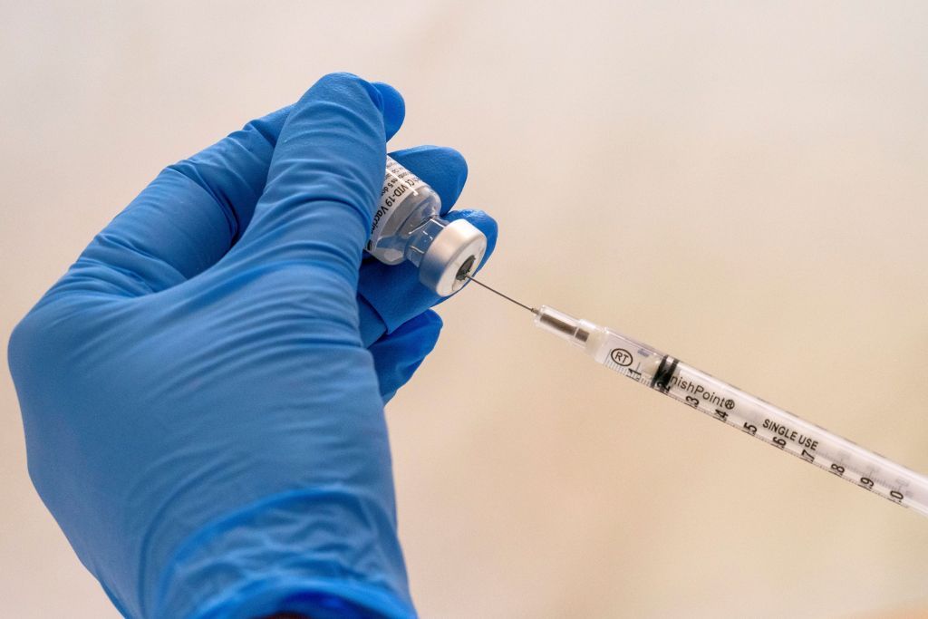 Εμβόλιο : Εκτεθειμένη και υπόλογη η Ευρώπη – Στον «αέρα» τα προγράμματα, ενώ οι μεταλλάξεις «θερίζουν»