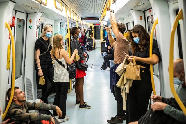 Κοροναϊός : Γιατί δεν πρέπει να μιλάμε στο μετρό – Τι συμβαίνει με τη μετάδοση του ιού