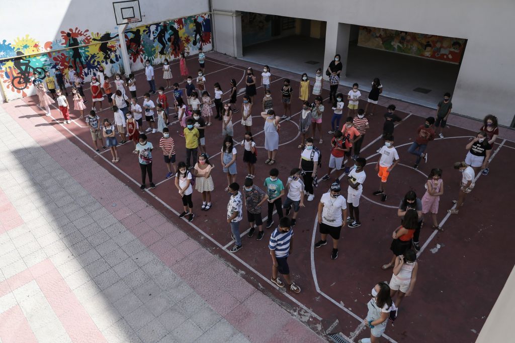Σχολεία : Νέο κουδούνι τη Δευτέρα σε δημοτικά και νηπιαγωγεία μετά από δύο μήνες – Τα μέτρα ασφαλείας