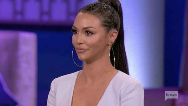 Γυμνή πλην έγκυος η σέξι Scheana από το Vanderpump Rules