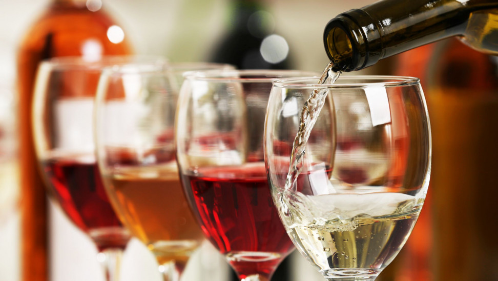 ΥΠΟΙΚ: Παράταση στην πληρωμή ΕΦΚ και ΦΠΑ για αλκοολούχα ποτά
