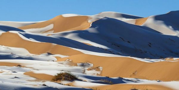 Σαν πίνακας ζωγραφικής οι χιονισμένοι αμμόλοφοι της Σαχάρας