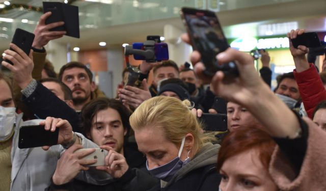 Αφέθηκε ελεύθερη η σύζυγος του Ναβάλνι – Πάνω από 2.000 υποστηρικτές του στη φυλακή