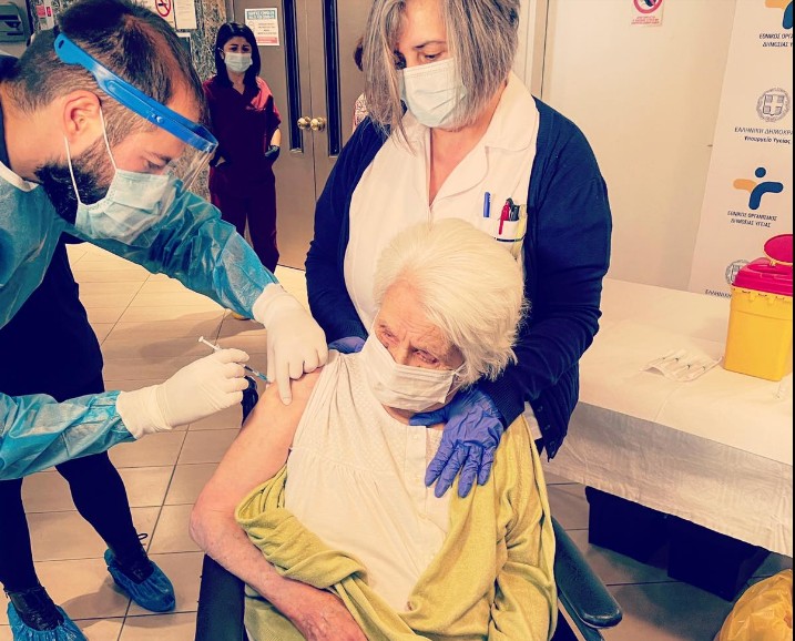 Θεσσαλονίκη : Επιζήσασα του Άουσβιτς η πρώτη που εμβολιάστηκε σε δομή ηλικιωμένων