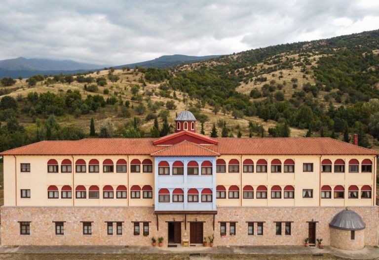 Κοζάνη : Φόβοι για μεγάλη διασπορά κοροναϊού μετά από χειροτονία σε μονή – Πέντε ιερείς θετικοί στον ιό