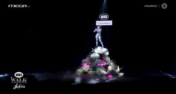 MadWalk 2020 : Η Έλενα Τσαγκρινού ξεσηκώνει με το «Be My Lover» στο non – binary catwalk του Apostolos Mitropoulos