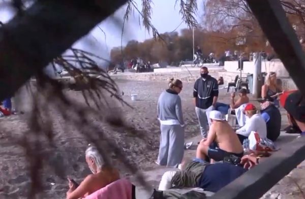 Βόλτες, μπάνιο & καφές στην παραλία – Ξεχύθηκαν οι πολίτες παρά το lockdown
