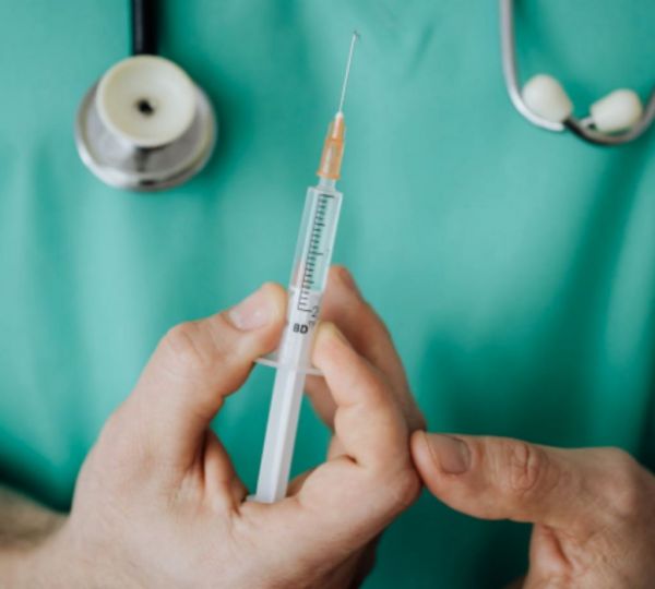 Βρετανία – Κοροναϊός : Ένας βετεράνος καμεραμάν του Β’ Παγκοσμίου Πολέμου έκανε το εμβόλιο μόλις έγινε 100 ετών