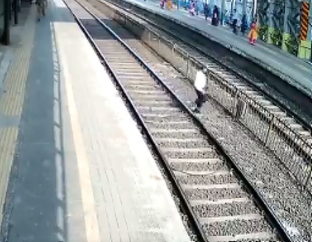 Ινδία : Άνδρας παραλίγο να χτυπηθεί από τρένο και τελικά…χτυπήθηκε από τον αστυνομικό που τον έσωσε