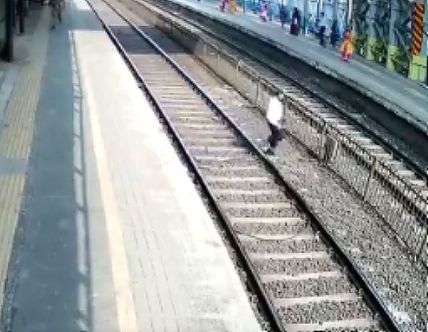 Ινδία : Άνδρας παραλίγο να χτυπηθεί από τρένο και τελικά…χτυπήθηκε από τον αστυνομικό που τον έσωσε