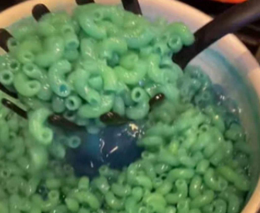 Άνδρας μαγείρεψε… μπλε μακαρόνια και το βίντεο έγινε viral