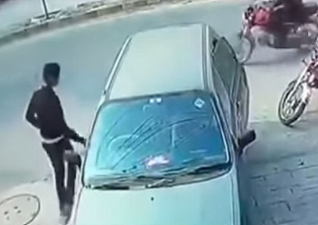 Νεαρός έκλεψε από αυτοκίνητο με μια απίστευτη μέθοδο – Βίντεο