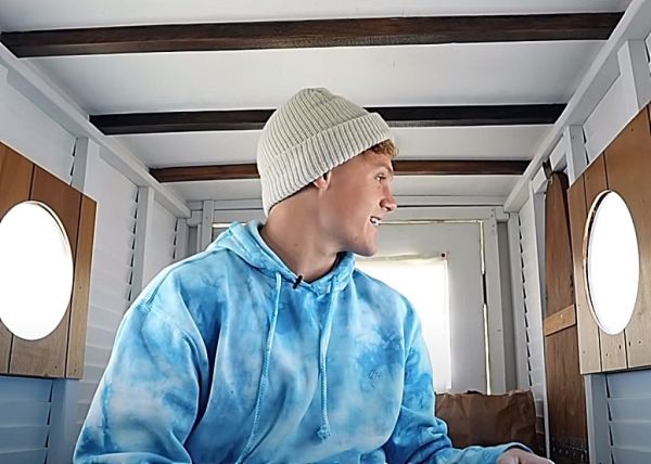 Αυτός ο Youtuber έμεινε για 24 ώρες σερί στο μικρότερο Airbnb του κόσμου