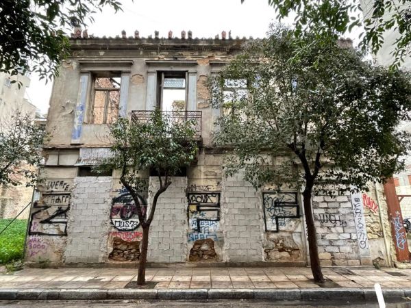 Απελευθερώνονται 63 κτίρια της Αθήνας – Μπακογιάννης: Ευκαιρία να ξανασυστηθούμε με την πόλη