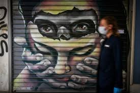 Πανδημία φόβου και ψυχικής φθοράς λόγω κοροναϊού: Ζώντας δίπλα στον θάνατο