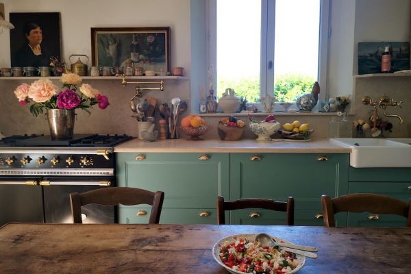 Αυτή η σπιτική κουζίνα στη Νορμανδία αλλάζει ανάλογα με την εποχή