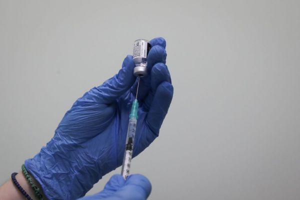 Εμβόλιο : Λιγότερες από τις αναμενόμενες δόσεις έλαβε η Ελλάδα – Τι απάντησε η Pfizer