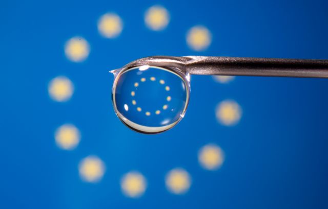 Από φίλοι, εχθροί: Η ΕΕ απειλεί με μπλόκο τις εξαγωγές των εμβολίων – «Στάζει φαρμάκι» η Βρετανία