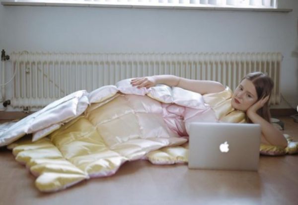 Κρεασιόν-πάπλωμα για σικ βιντεοκλήσεις στη διάρκεια του εγκλεισμού