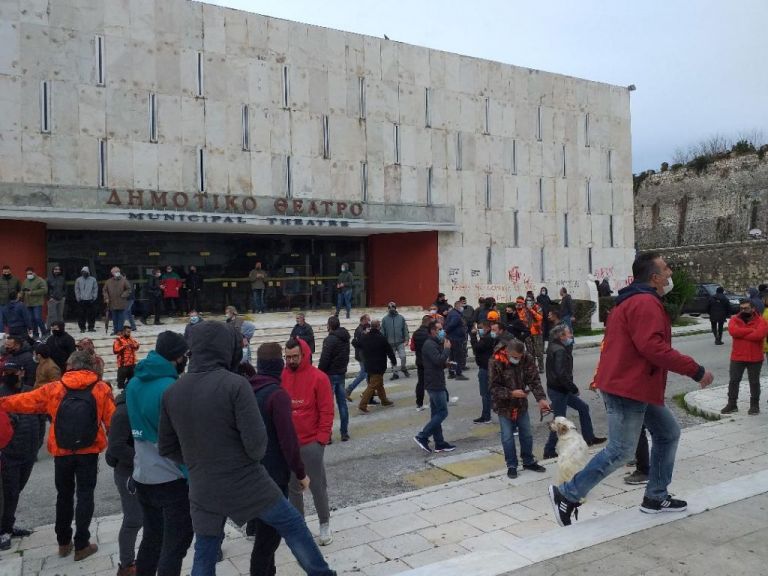 Κέρκυρα : Συμβολική κατάληψη του κτιρίου Αντιπεριφέρειας από ψαράδες και κυνηγούς – «Μας εμπαίζουν»