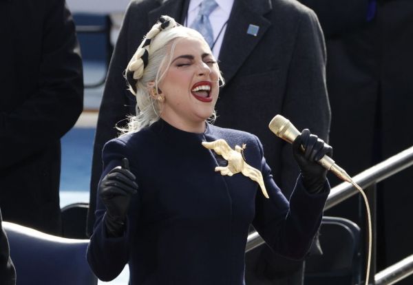 Ορκωμοσία Μπάιντεν : Με χρυσό μικρόφωνο τραγούδησε τον εθνικό ύμνο των ΗΠΑ η Lady Gaga