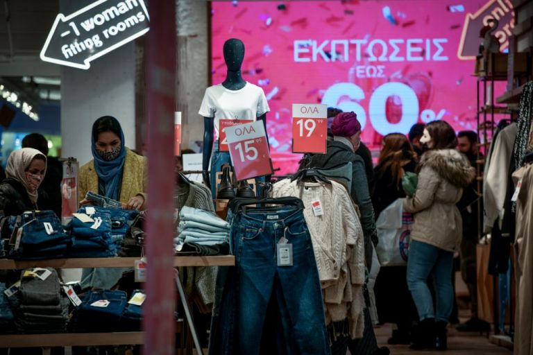 Λιανεμπόριο : «Ζεσταίνουν» την αγορά οι εκπτώσεις – Γέμισαν τα ΜΜΜ καταναλωτές και εργαζόμενοι